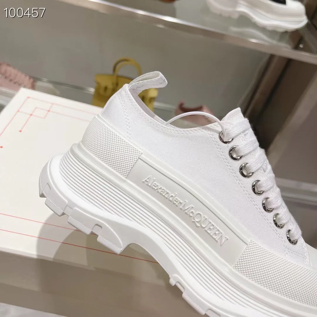 👟👟Ex-factory price 580👟👟 The latest version of Alexander McQueen's men's and women's couple's model is a hot item👑Purchase version original version 1:1 Fabric: Original imported waterproof canvas Lining: Imported water-resistant sheepskin, strong, stain-resistant and breathable. Insole: Imported silk lining Outsole: TPU multi-layer original combination sole (not the ordinary sole on the market) Packaging: Comes with original shoe box, cloth bag, certificate card Code number: 34-45